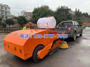 湖南省婁底市雙峰縣公路局養(yǎng)護中心彭站長與河南都市機械設(shè)備有限公司工程師喬主任,實地研究，精心設(shè)計制作了一款新型的皮卡車式道路清掃車