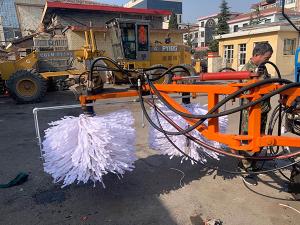 2020年11月11日山西省晉中市昔陽(yáng)縣公路管理段與河南都市機(jī)械設(shè)備有限公司合作，在宋段長(zhǎng)王隊(duì)長(zhǎng)凌師傅的精心安排指導(dǎo)下與喬主任祝師傅的積極努力，成功研制出了加寬雙護(hù)欄板600mm護(hù)欄清洗機(jī)